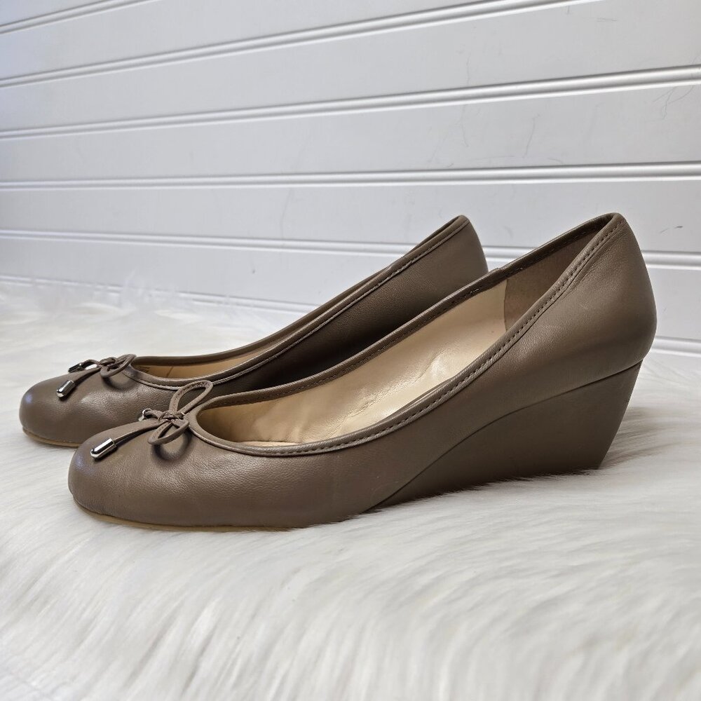 BCBGeneration Women's Beige TEGAN Wedge Pump Shoes Size 8.5 BCBG Slip-On Comfort